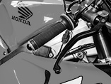 Detalle del logo Honda de la moto