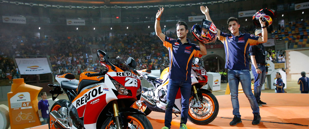 Dani Pedrosa y Marc Márquez saludando