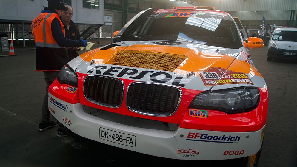 Coche Repsol Dakar en el puerto