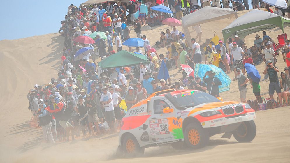 Isidre Esteve en el Dakar 2018 junto al público en tramo de arena