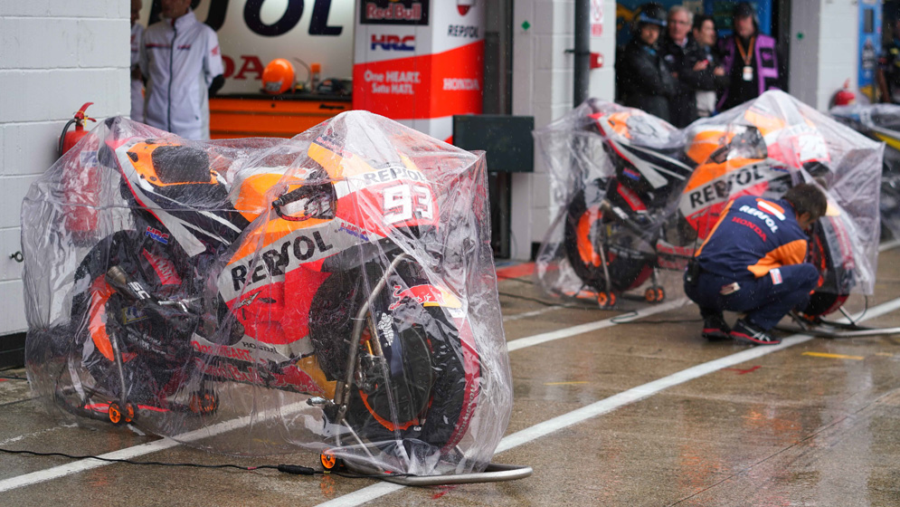 Motos cubiertas de la lluvia en Silverstone 2018