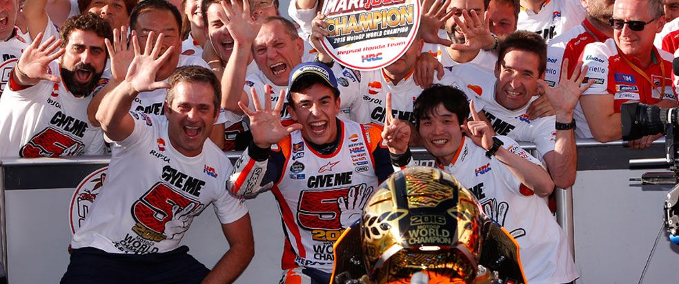 Marc Márquez celebrando con el equipo