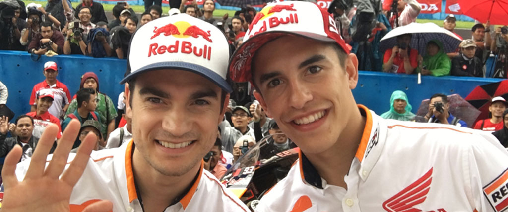 Marc Márquez y Dani Pedrosa saludando