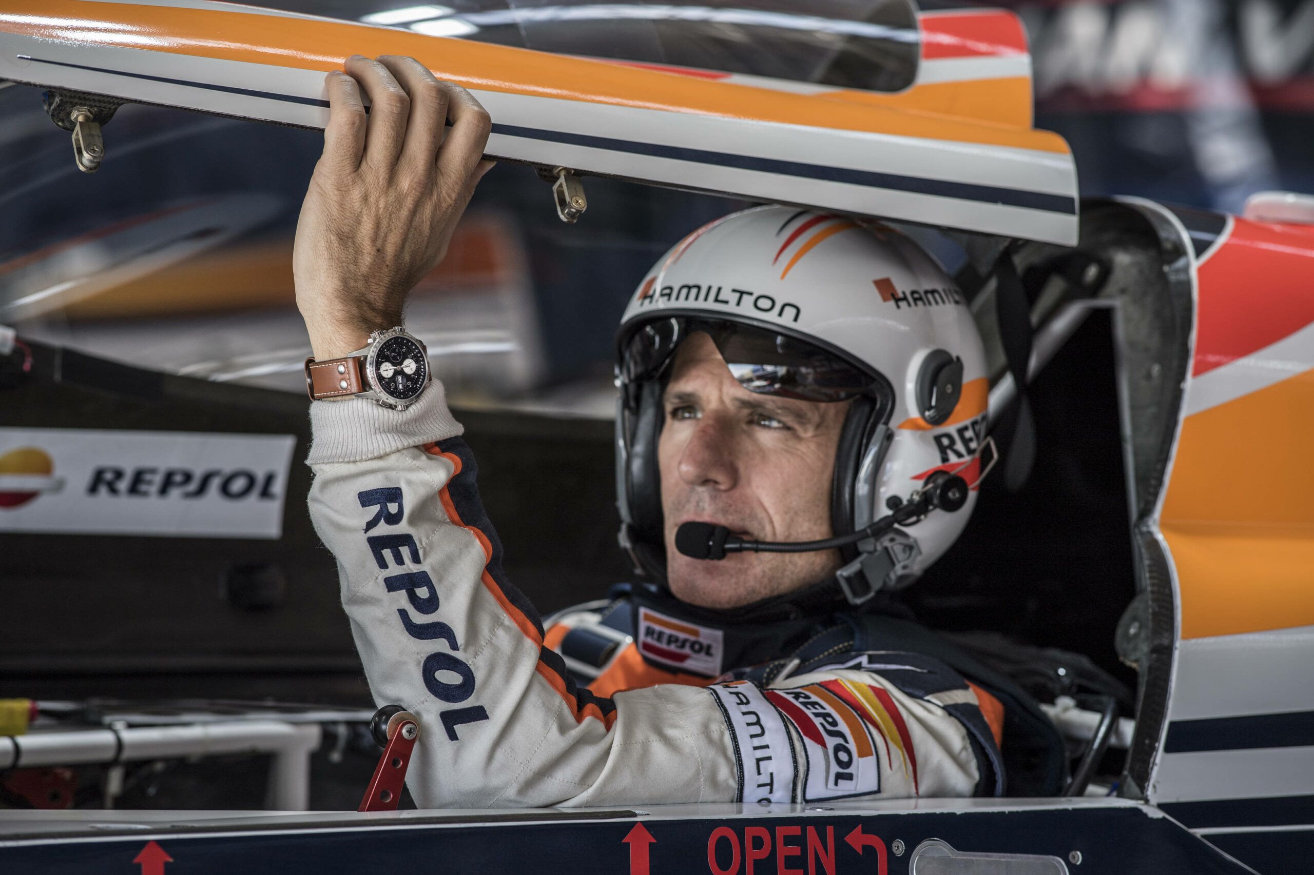 Juan Velarde cerrando la cabina de su avión