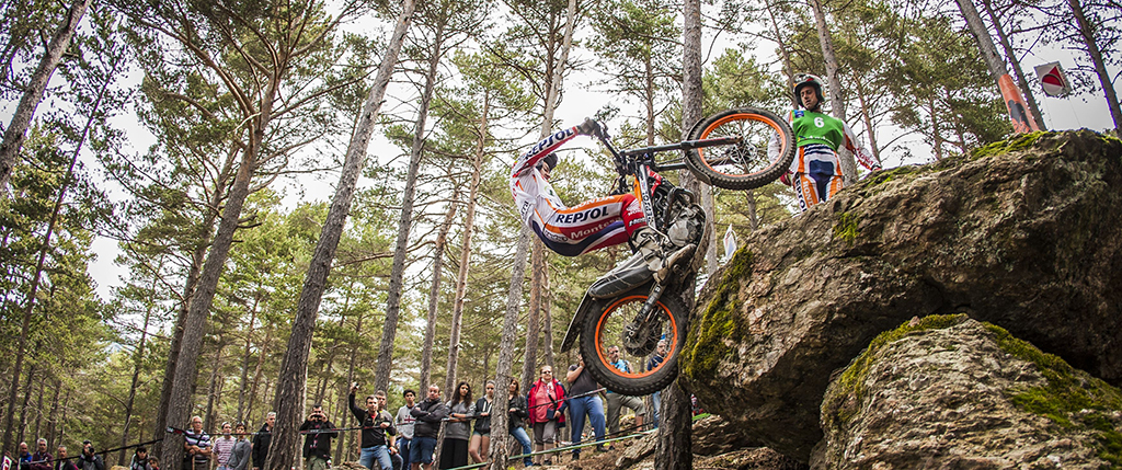 Toni Bou subiendo a una roca con la moto